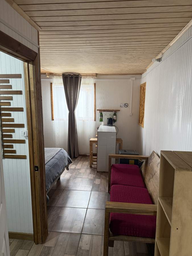 Cama y sillón de la Habitación 4